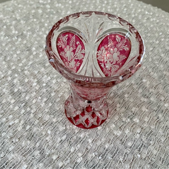 Elegant Crystal Vase with Floral Design - Picture 2 of 3